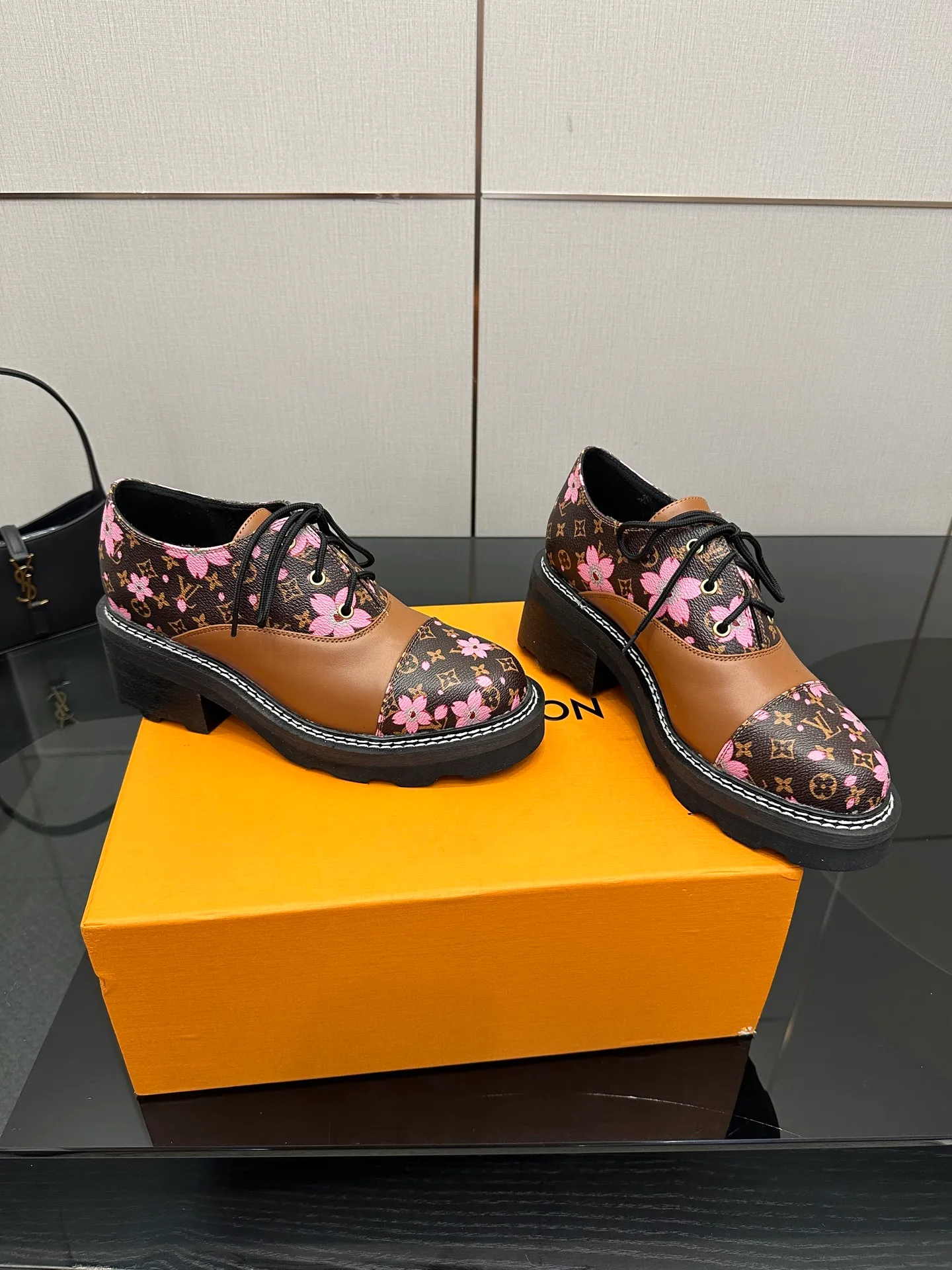 👟👟Ex-factory price 720👟👟 LOUIS VUITTON Louis Vuitton counter latest model top version LV inner cowhide material is real! Original 1:1 material reproduction! Modern and casual in one! Release a strong aura like a queen 🔥Capture everyone's attention instantly💃 Inner/foot pads: imported cowhide Fabric: cowhide Outsole: full genuine leather Code number: 35-41 (40, 41, 42 customizations are not returnable)